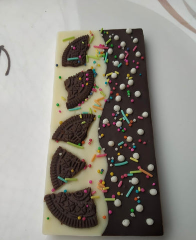Oreo crispy with sprinkles chocolate bar